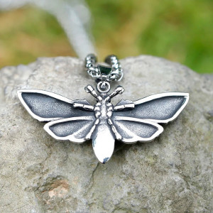 vue de Face Collier Tête de Mort - Papillon Messager de la Nuit
