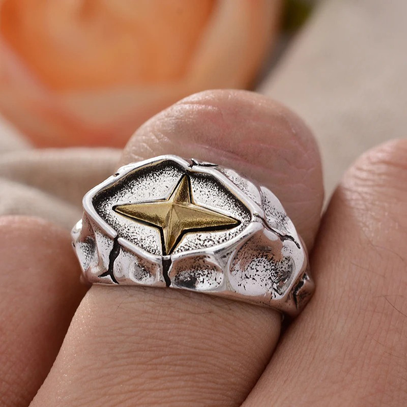 Vue Portée Bague Rock Météorite Dorée