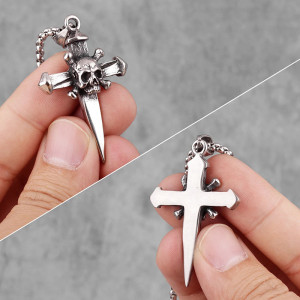 Details Collier Rock Skull - Croix du Serment d’Acier
