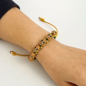 Vue Portée Bracelet Tête de Mort "Macramé aux Crânes de Cristal" Modele 4
