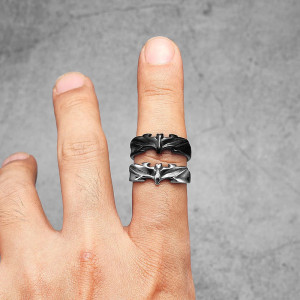 Vue Portée Bague Goth Rock "Ailes de la Nuit" - 2 couleurs au choix !