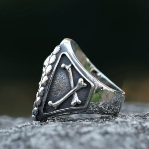 Vue Laterale Bague Tête de Mort Lauriers de la Mort