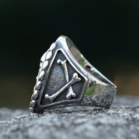 Vue Laterale Bague Tête de Mort Lauriers de la Mort