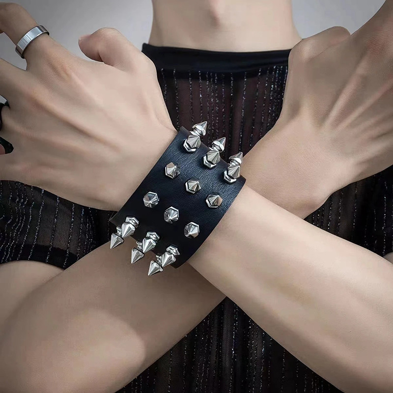 Vue Portée Manchette Punk "Hexa-Spike Cuir"