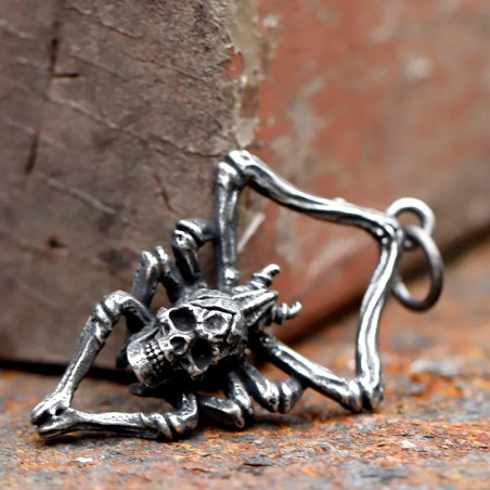 Vue de Cote Collier Tête de Mort Gothique Occulte "Le Sceau de l’Arachnide"