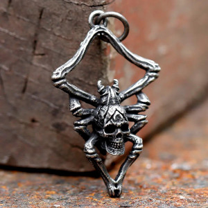 Vue de Face Collier Tête de Mort Gothique Occulte "Le Sceau de l’Arachnide"