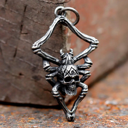 Vue de Face Collier Tête de Mort Gothique Occulte "Le Sceau de l’Arachnide"