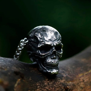 Vue de Cote Collier Tête de Mort Collier "Vestige d'Acier" - Édition Brut de Forge
