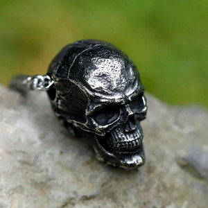 Vue laterale Collier Tête de Mort Collier "Vestige d'Acier" - Édition Brut de Forge