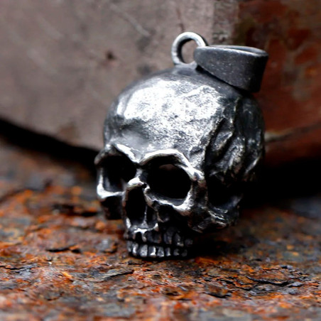 Vue de Cote Collier Tête de Mort "Sentinelle d'Acier"