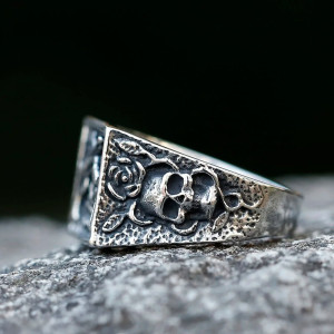 Vue Laterale Bague Tête de Mort "Chevalière Biker Roses & Revolvers"
