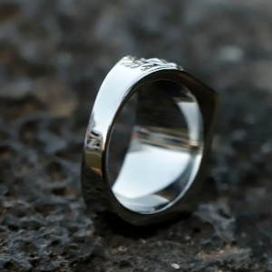 Vue Arrière Bague Tête de Mort "Chevalière Biker Roses & Revolvers"
