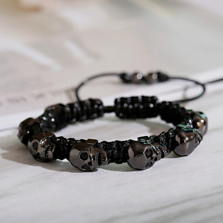 Vue de face Bracelet Shamballa Tête de Mort "Macramé & Regard Serti" - 5 couleurs au choix !