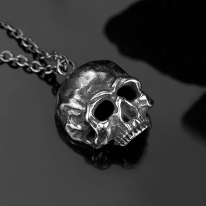 Vue de Cote Collier Tête de Mort "L'Emprise"
