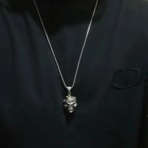 Vue Portée Collier Tête de Mort "L'Oracle"