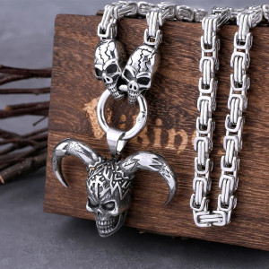 Vue de Face Collier Tête de Mort "Le Berserker"