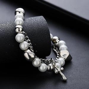 Vue de Cote Bracelet Rock "Croix Divine & Perles de Nacre"