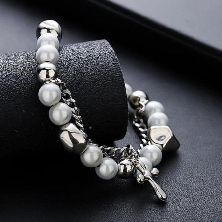 Vue de Cote Bracelet Rock "Croix Divine & Perles de Nacre"