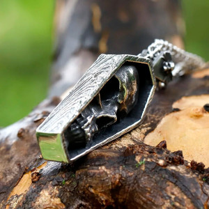 Vue Laterale Collier Tête de Mort Gothique Occulte "Le Cercueil du Revenant"