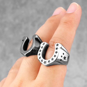 Vue Portée Bague Biker Fer à Cheval Porte-Bonheur
