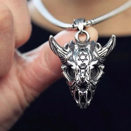 Vue Portée Collier Tête de Mort Goth Rock  "L'Invocateur"
