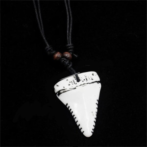 Collier Dent de Requin "Le Mégalodon" Couleur Blanc