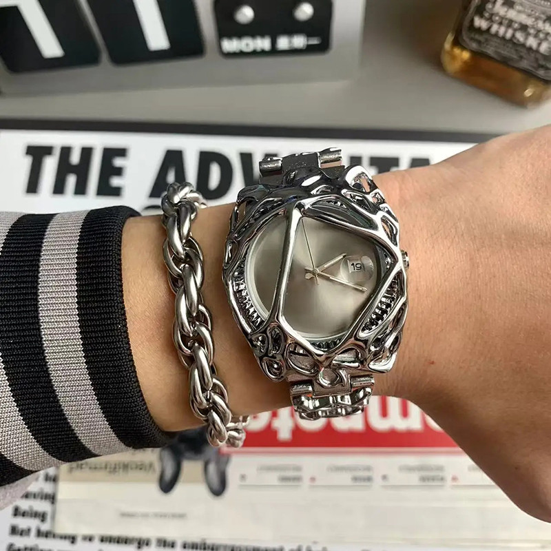 Vue Portée Montre Skull Alien Skeleton