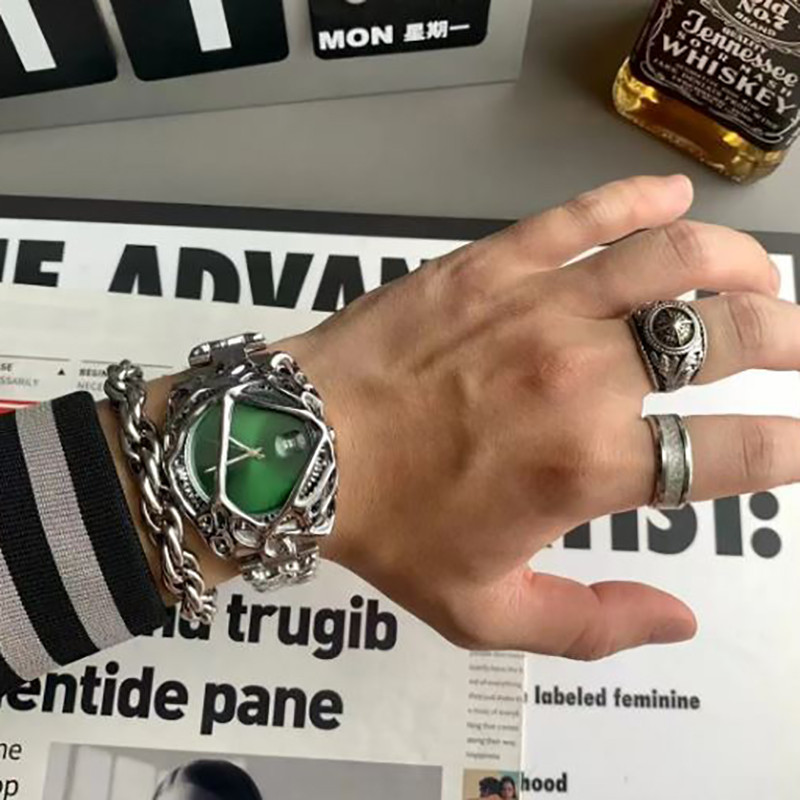 Vue Portée Montre Skull Alien Skeleton