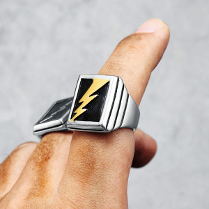 Vue Portée Bague Chevalière Rock "High Voltage" - 2 couleurs au choix !