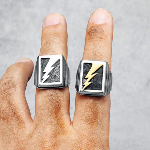Vue Portée Bague Chevalière Rock "High Voltage" - 2 couleurs au choix !