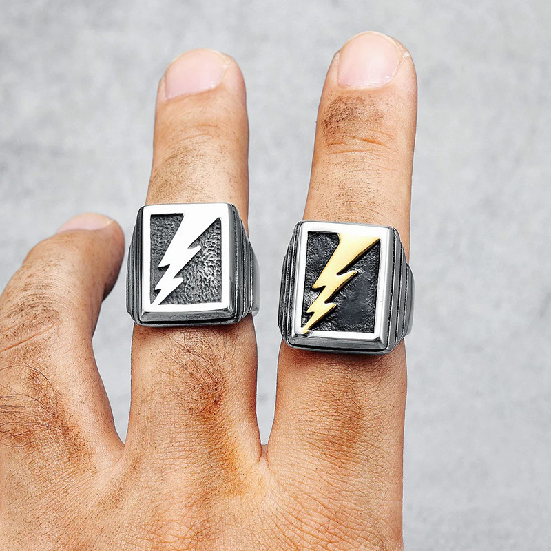 Vue Portée Bague Chevalière Rock "High Voltage" - 2 couleurs au choix !