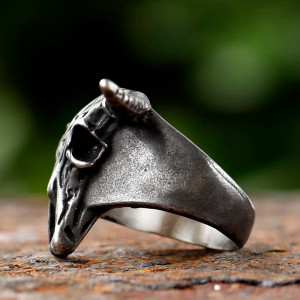 Vue de Face Bague Tête de Mort Chevalière "TAURUS" - L'Esprit Indomptable !