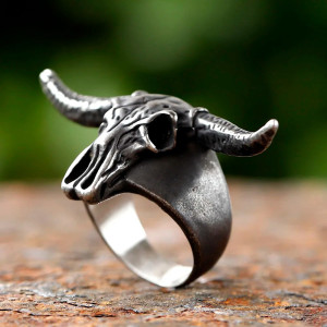 Vue de face Bague Tête de Mort Chevalière "TAURUS" - L'Esprit Indomptable !