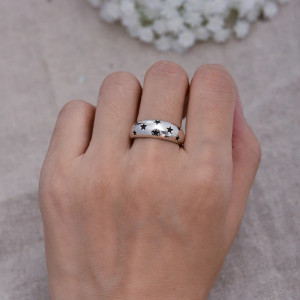 Vue Portee Bague Rock "Constellation Noire"