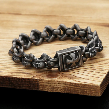 Vue de Face Bracelet Tête de Mort Croix de Fer "Bastion d’Acier'