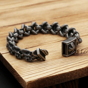 Vue Arrierre Bracelet Tête de Mort Croix de Fer "Bastion d’Acier'