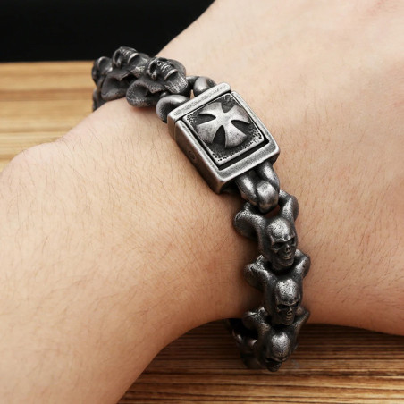 Vue portee Bracelet Tête de Mort Croix de Fer "Bastion d’Acier'