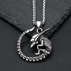 Vue de Face Collier Alien "Le Xénomorphe"