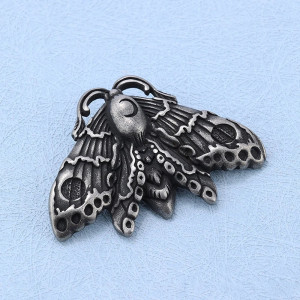 Vue de Face Collier Gothique Papillon "Le Nocturne"
