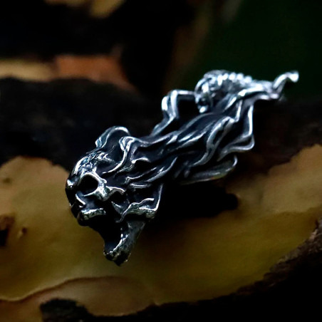 Vue de Face Collier Tête de Mort Goth "Le Spectre Filant"