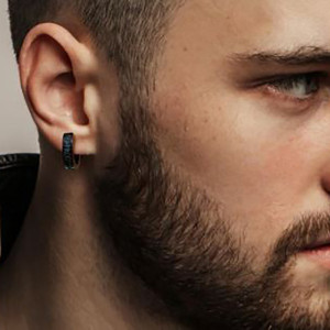 Vue portee Boucles d’Oreilles Nordiques - Runes du Corbeau (Argent | Or | Noir)