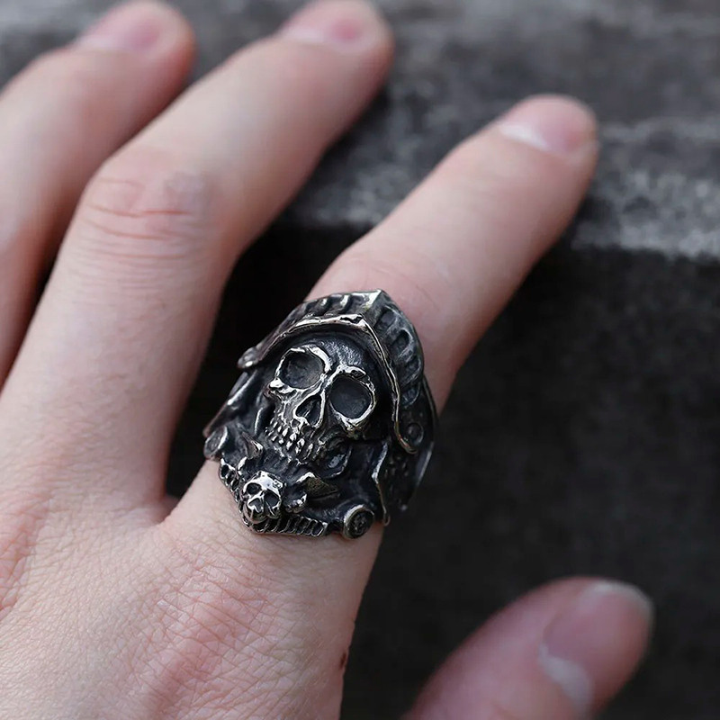 Vue Portee Bague Tête de Mort "THE WARLORD"