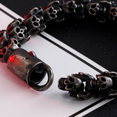vue de Cote Bracelet Tête de Mort Gothique - Couronne des Crânes Ardents