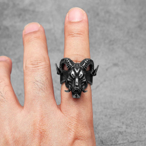 Vue Portee Bague Goth "AZAZEL" - L'Incarnation de la Rébellion !