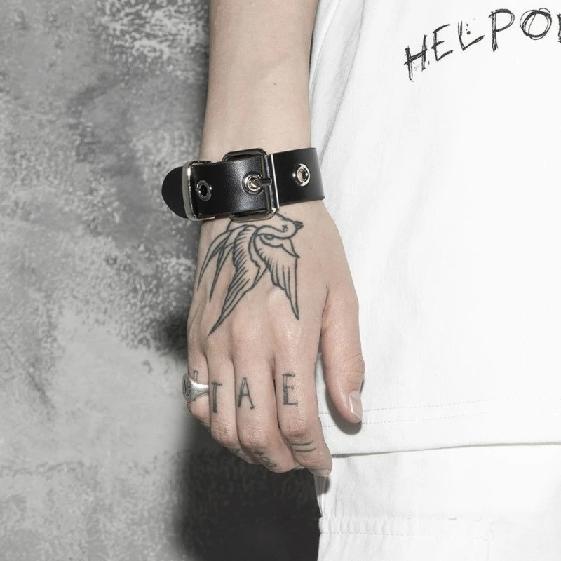Vue Portee Bracelet Punk Gothique - Poignet Insoumis