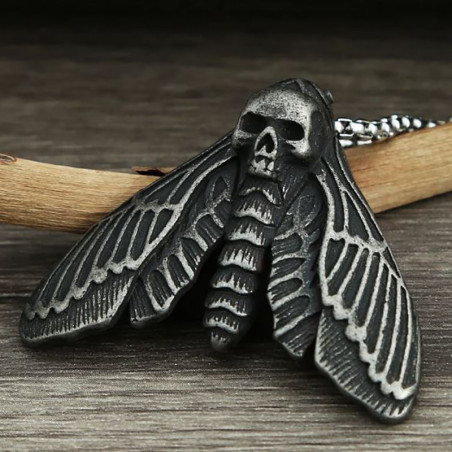Vue de cote Collier Goth Rock Papillon "Le Silence"