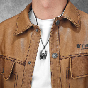 Vue portee Collier Casque "Le Warlord" (Le Seigneur de Guerre)