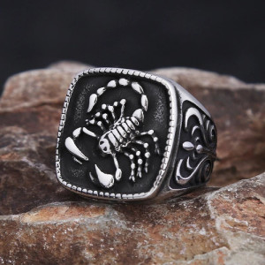 Vue complete de la Bague Rock Goth Scorpion Le Gardien du Secret