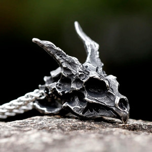 Vue de Coté Collier Tête de Mort Dragon - Crâne Draconique Ancestral