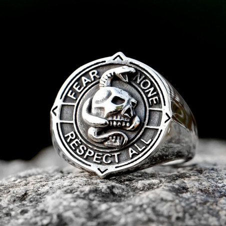 Vue de Face Bague Tête de Mort Chevalière "THE CODE" - Fear None, Respect All